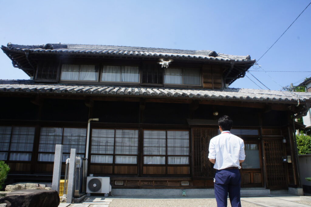 屋根の状態をドローンで確認